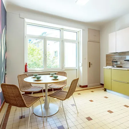 Elegant 1br Retreat With Patio Near Kirchberg