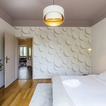 Elegant 1br Retreat With Patio Near Kirchberg