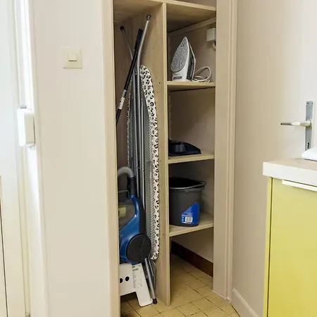 Elegant 1br Retreat With Patio Near Kirchberg 아파트