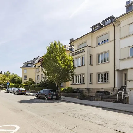 Elegant 1br Retreat With Patio Near Kirchberg 아파트