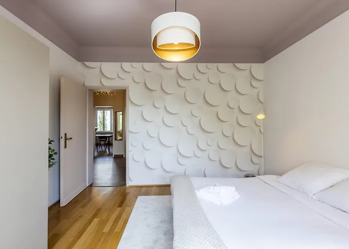 Elegant 1br Retreat With Patio Near Kirchberg