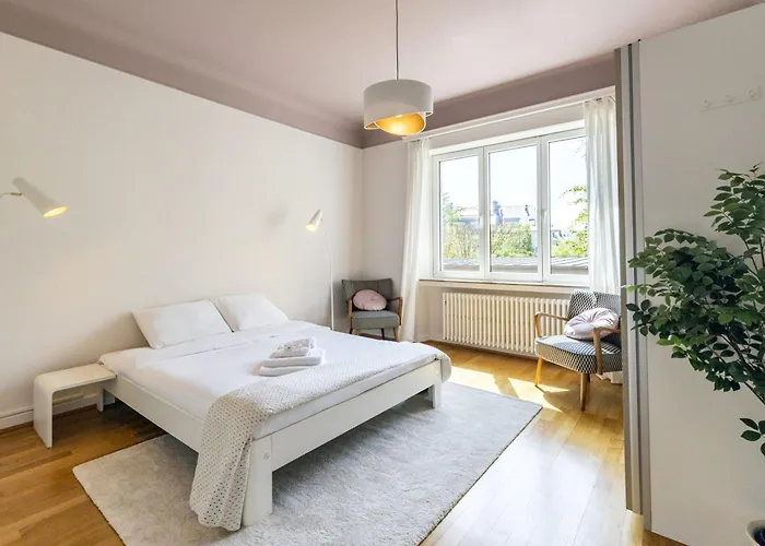 Apartament Elegant 1br Retreat With Patio Near Kirchberg Luksemburg